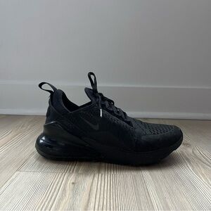 Nike Air Max 270 in Black